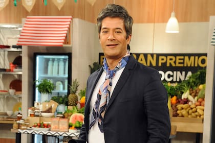 En El gran premio de la cocina, Mauricio Asta aporta sus conocimientos culinarios y el carisma que lo convierte en un showman