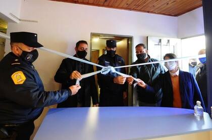 Mauricio Davico inaugurando un sistema de videovigilancia con 11 cámaras de seguridad, gasto que fue financiado en un 73% con recursos municipales y 27% con recursos de la provincia
