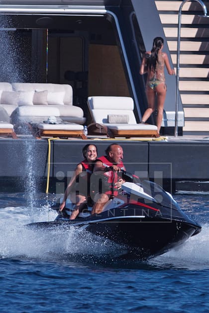 Mauricio Filiberti es un anfitrión de lujo, siempre atento a sus invitados. La llevó a Ámbar a dar un paseo entre las olas en una de sus wave runners.