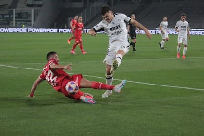 Mauricio Isla ya jugó en Independiente y es una de las alternativas de la dirigencia para este 2026