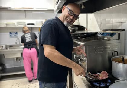 Mauricio Jaramillo presume de trucos secretos para el chicharrón y los fríjoles en la cocina de su restaurante en Medellín.