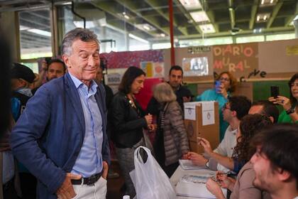 Mauricio Macri, a la espera de votar con la boleta única de papel