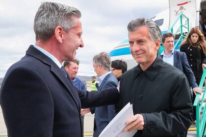 Mauricio Macri al ser recibido por el gobernador de Chubut, Mariano Arcioni,