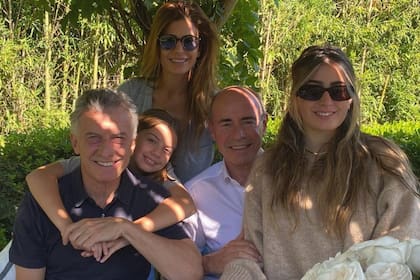 Mauricio Macri, Antonia Macri, Juliana Awada, Bruno Barbier y Valentina Barbier, en una foto familiar que subió este sábado la exprimera dama de la Argentina en su cuenta de Instagram