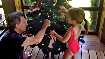 Mauricio Macri arma el árbol de Navidad con su hija Antonia
