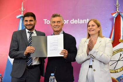 Mauricio Macri con Maximiliano Pullaro y Gisela Scaglia