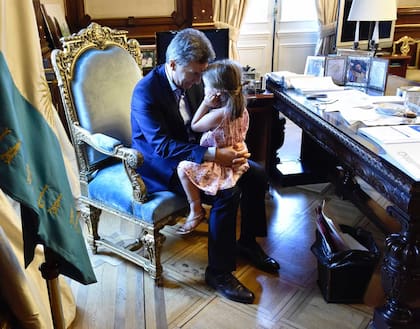 Mauricio Macri con su hija, Antonia, en el despacho presidencial