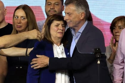 Mauricio Macri consuela a Patricia Bullrich, tras la derrota electoral de 2023