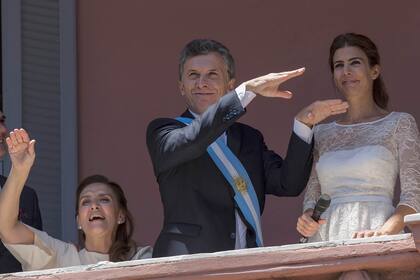 Mauricio Macri, en el balcón de la Casa Rosada, tras recibir los atributos de mando