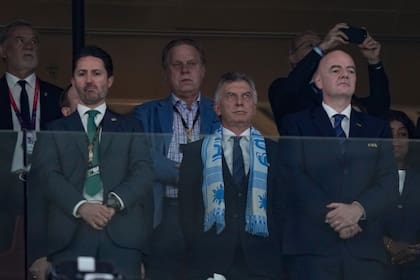 Mauricio Macri, en el palco oficial, con Infantino, presidente de la FIFA
