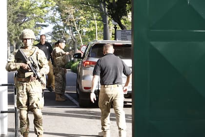 Mauricio Macri entrando a la Quinta de Olivos para reunirse con el presidente Javier MIlei
