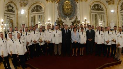 Mauricio Macri entregó sables a oficiales de las fuerzas de seguridad recién ascendidos