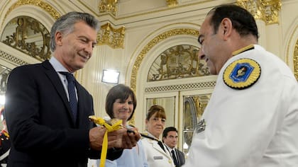 Mauricio Macri entregó sables a oficiales de las fuerzas de seguridad recién ascendidos