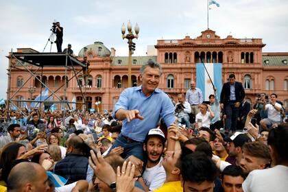 Mauricio Macri es llevado en andas al final del acto