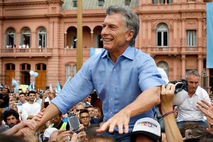 Mauricio Macri en andas al final del acto de despedida