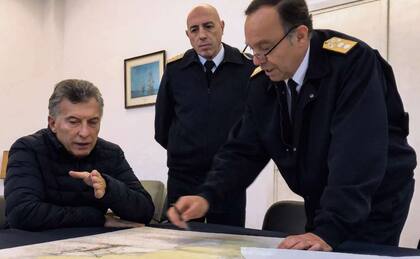 Mauricio Macri estuvo ayer en la base naval de Mar del Plata y se interiorizó de los detalles del operativo