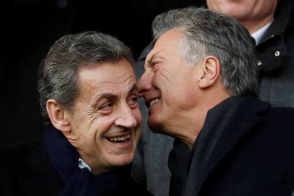 Mauricio Macri fue a ver un partido de fútbol junto Nicolas Sarkozy en su último día en Francia