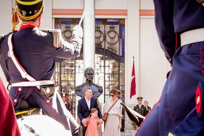 Mauricio Macri fue al Regimiento de Granaderos a Caballo con Juliana Awada y Antonia