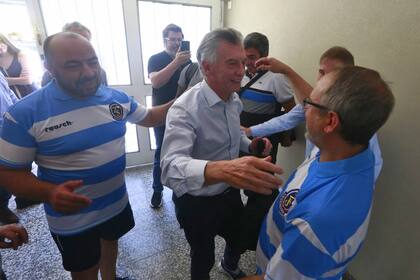 Mauricio Macri jugó al fútbol con políticos y ex jugadores de Boca Juniors en Ramos Mejía