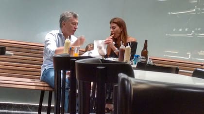 Mauricio Macri Juliana Awada Antonia Macri hamburguesería hamburguesa Olivos