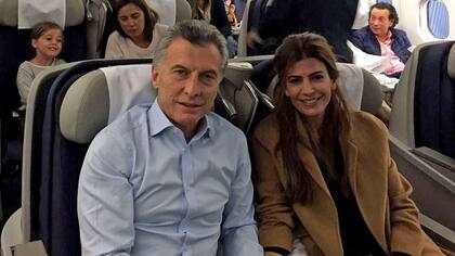 Mauricio Macri, Juliana Awada y Antonia, en el vuelo de Aerolíneas Argentinas