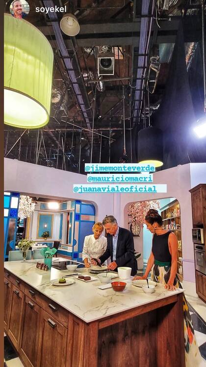 Mauricio Macri junto a Juana Viale y Jimena Monteverde