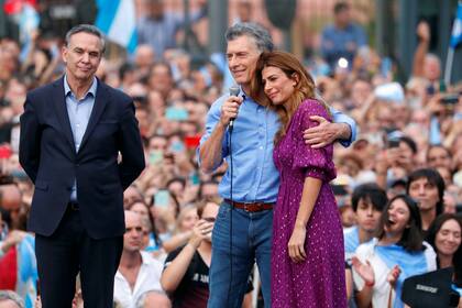 Mauricio Macri junto a Juliana Awada y Miguel Pichetto en el acto de Plaza de Mayo