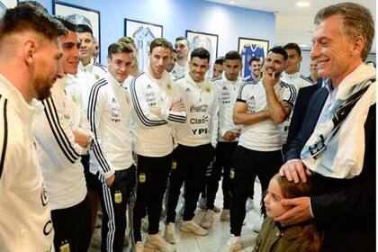 Mauricio Macri conversa con Lionel Messi; el Presidente acudió con su hija, Antonia