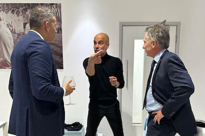 Mauricio Macri junto a Pep Guardiola y Khaldoon Al Mubarak, en una visita del expresidente al Club Manchester City