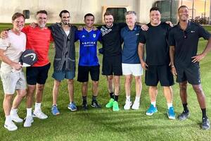 Macri jugó al pádel en Doha: invitado por el hermano del emir de Qatar y con leyendas del fútbol