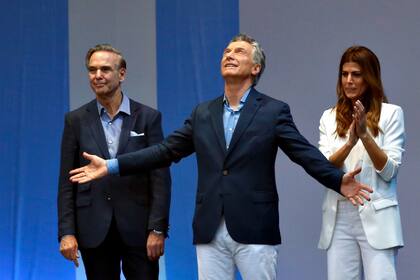 Mauricio Macri junto a su esposa, Juliana Awada, y el candidato Miguel Pichetto