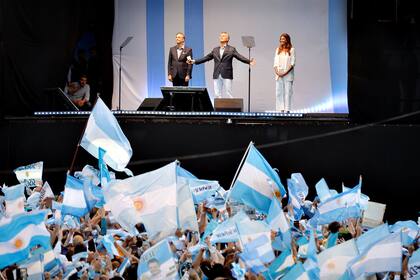 Mauricio Macri junto a su esposa, Juliana Awada, y Miguel Pichetto al finalizar el acto en el Obelisco