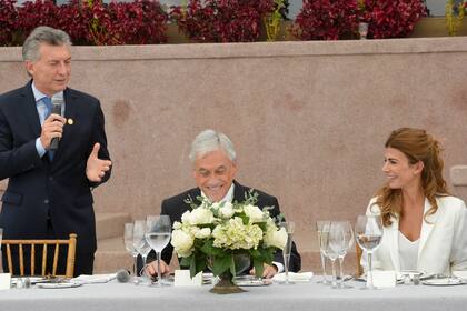 Mauricio Macri le dedicó unas palabras a Sebastián Piñera. A su lado Juliana Awada, que impactó con su look