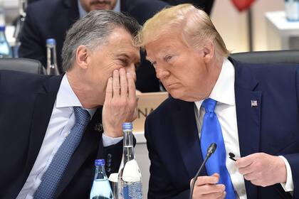 Mauricio Macri le habla al oído a Donald Trump, durante una sesión del G-20