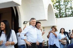 Mauricio Macri llegó a Córdoba para hacer campaña con De Loredo y El Sukaria (izquierda)