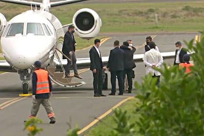 Macri, al llegar a Asunción, en un vuelo privado