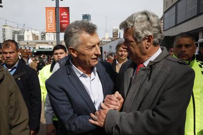 Mauricio Macri mientras saluda a Nicolás Pino, presidente de la Sociedad Rural Argentina (SRA)