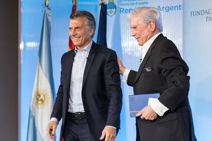 Mauricio Macri, participa en una charla junto al escritor peruano Mario Vargas Llosa en Madrid, España, el 23/02/2017