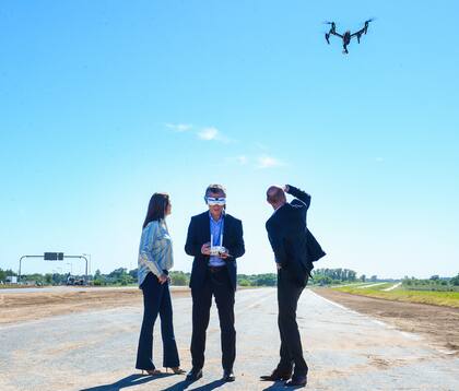 Mauricio Macri pilotea el drone junto a Vidal y Dietrich