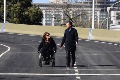 Mauricio Macri, por entonces, Jefe de Gobierno porteño, en junio de 2015 junto a su compañera de fórmula presidencial, Gabriela Michetti, en la inauguración de la bajada