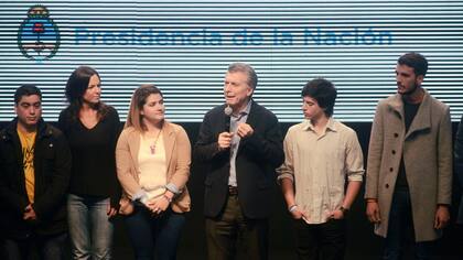 Mauricio Macri presentando un programa de microcréditos dirigido a jovenes