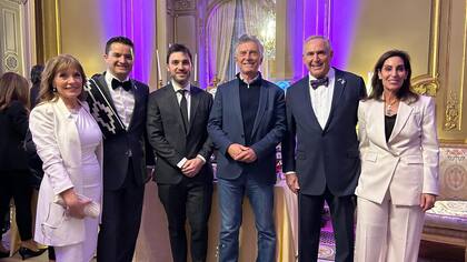 Mauricio Macri reapareció en la embajada de los Estados Unidos, donde se mostró con Ignacio Torres