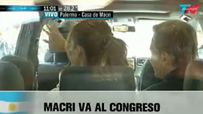 Mauricio Macri sale de su departamento en un auto junto a su mujer y su hija