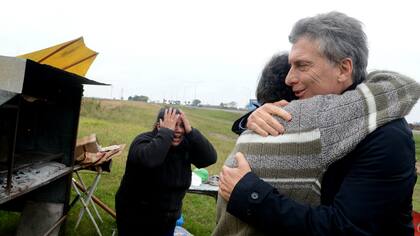 Mauricio Macri saluda a Alejandro Farías