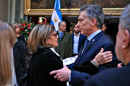 Mauricio Macri saluda a Inés Pertiné