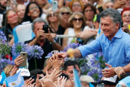 Mauricio Macri saluda a la gente en Plaza de Mayo