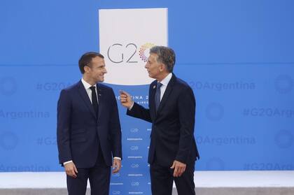 Emmanuel Macron, presidente de Francia, conversando con Mauricio Macri