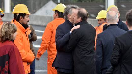 Mauricio Macri saluda a Martín Insaurralde durante la inauguración