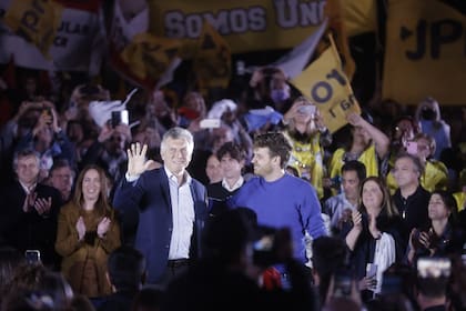 Mauricio Macri saluda al público en medio del cierre de campaña de María Eugenia Vidal