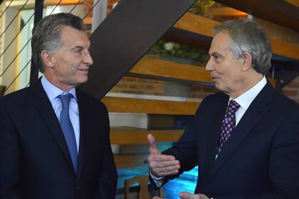Mauricio Macri saludó al ex primer ministro del Reino Unido, Tony Blair, en la Casa Argentina de esta ciudad suiza